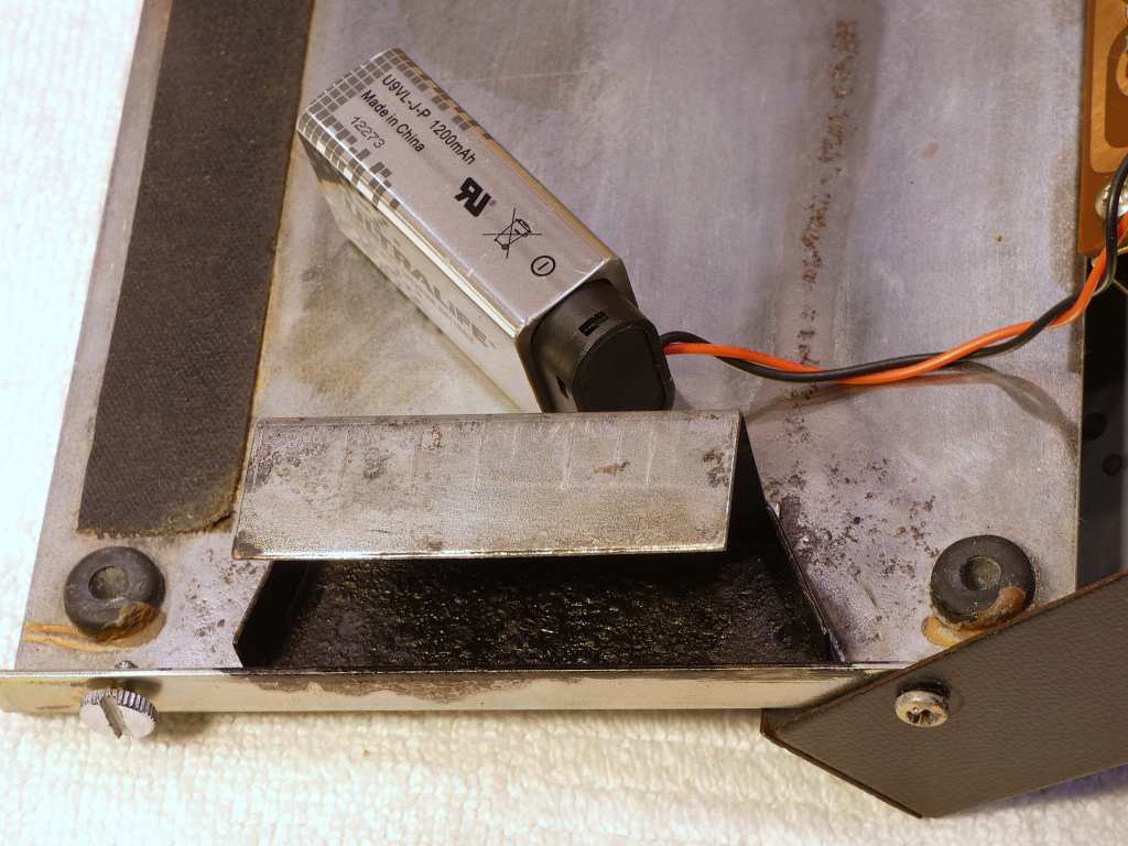 Ace tone Fuzz master Fm-3 battery compartment